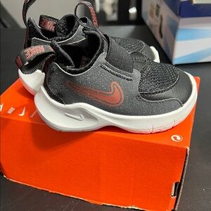 Nike Kids Black and gold Sneakers